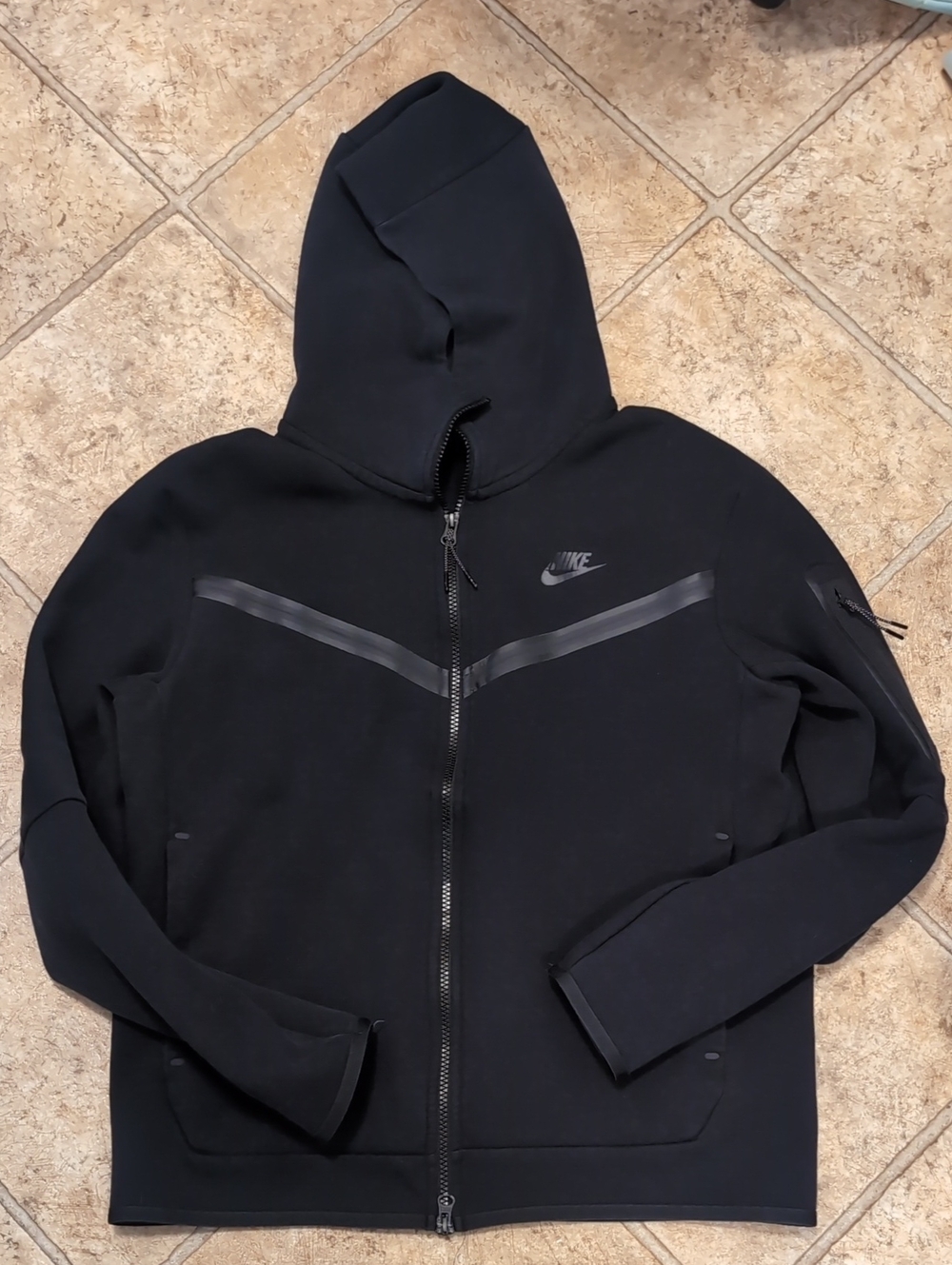 Nike Men’s Black Hooded Performance Zip Jacket